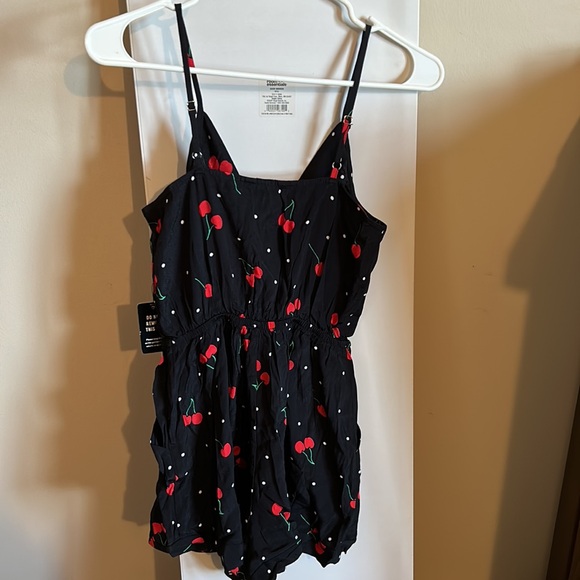 NWT Express Cherry Print Romper XS Petite - Picture 6 of 6